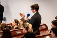 Zväčšiť fotografiu - Študenti župných škôl diskutovali s premiérom