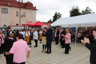 Tradičné jedlá, oslavy folklórnej skupiny či otvorenie nového multifunkčného ihriska. aj taký bol víkend v trenčianskej župe.