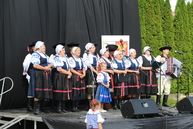 Tradičné jedlá, oslavy folklórnej skupiny či otvorenie nového multifunkčného ihriska. aj taký bol víkend v trenčianskej župe. 