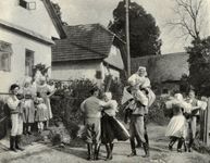 Zväčšiť fotografiu - Tradičný párový tanec z myjavska je zapísaný v zozname kultúrneho dedičstva - F01_Tanec_vihadzovani_SAV_Poloczek_Tura_Luka__1956