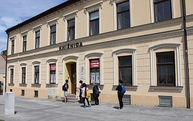 Zväčšiť fotografiu - Trenčianska knižnica zaznamenala ihneď po otvorení rekordnú návštevnosť - kniznica vkmr