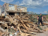 Zväčšiť fotografiu - Trenčianska župa poskytne humanitárnu pomoc tornádom zasiahnutým oblastiam juhomoravského kraja - www.tasr.sk