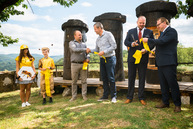 Zväčšiť fotografiu - Trenčiansky hrad oddnes oficiálne obývajú hradné včely - TSK_Otvorenie dobovej včelnice_web-18