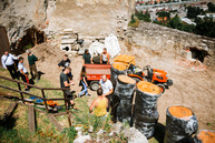 Zväčšiť fotografiu - TSK_TN hrad_stavanie úľov (4)
