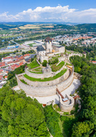 Zväčšiť fotografiu - Trenčiansky hrad privítal už 100 000. návštevníka - Tn hrad dron 6