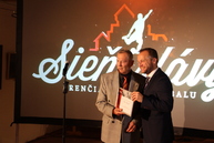 Trenčiansky župan osobne zagratuloval novým členom siene slávy trenčianskeho futbalu - IMG_9278