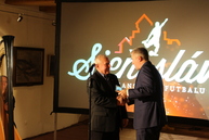 Trenčiansky župan osobne zagratuloval novým členom siene slávy trenčianskeho futbalu - IMG_9294