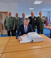 Zväčšiť fotografiu - Trenčiansky župan privítal generálov - 4_1
