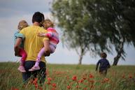 Zväčšiť fotografiu - Tretia júnová nedeľa patrí všetkým otcom - juliane-liebermann-O-RKu3Aqnsw-unsplash