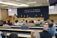 Zväčšiť fotografiu - Túžba po vzdelávaní nemá vekové hranice