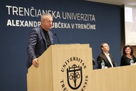 Zväčšiť fotografiu - Túžba po vzdelávaní nemá vekové hranice