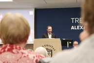 Zväčšiť fotografiu - Túžba po vzdelávaní nemá vekové hranice