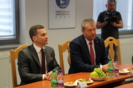 Úrad pre verejné obstarávanie školí miestnych kontrolórov, podnikateľov i novinárov, na pôde župného úradu prijal delegáciu predseda tsk - IMG_0827