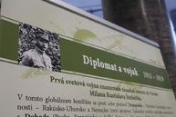 Zväčšiť fotografiu - Už rok zdobia bronzové busty vestibul župného úradu - diplomat a vojak