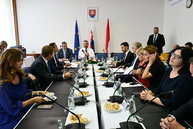 V brezovej pod bradlom zasadla vláda sr, novú techniku si od ministerky vnútra prevzali hasičské zbory z ďalších 4 obcí kraja - 511fcb6d2c362542b13231317887081267b465116fad9cf5ad6f3c6e5b296af7