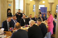 V českom krumlove po prvýkrát za jedným stolom hejtmani a župani - IMG_0067
