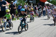 Zväčšiť fotografiu - V cyklistickom drese aj v kroji: sobota v kraji v znamení športu aj folklóru