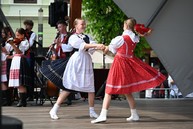 Zväčšiť fotografiu - V cyklistickom drese aj v kroji: sobota v kraji v znamení športu aj folklóru