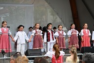 Zväčšiť fotografiu - V cyklistickom drese aj v kroji: sobota v kraji v znamení športu aj folklóru