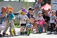 Zväčšiť fotografiu - V cyklistickom drese aj v kroji: sobota v kraji v znamení športu aj folklóru