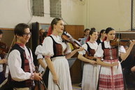 V deň koncertu vystúpili alexandrovci aj s folklórnym súborom trenčan na gymnáziu ľudovíta štúra - IMG_4033