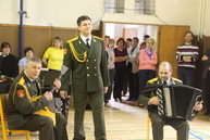 V deň koncertu vystúpili alexandrovci aj s folklórnym súborom trenčan na gymnáziu ľudovíta štúra - IMG_4207