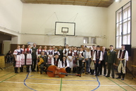V deň koncertu vystúpili alexandrovci aj s folklórnym súborom trenčan na gymnáziu ľudovíta štúra - IMG_4381