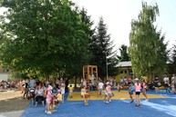 Zväčšiť fotografiu - V nemšovej sa tešia zo zrevitalizovaného vnútrobloku