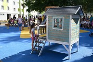 Zväčšiť fotografiu - V nemšovej sa tešia zo zrevitalizovaného vnútrobloku