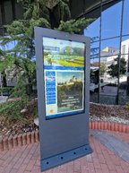 Zväčšiť fotografiu - V priestore pred župným úradom pribudla moderná informačná novinka - 20230911_143007