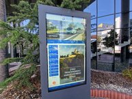 Zväčšiť fotografiu - V priestore pred župným úradom pribudla moderná informačná novinka - 20230911_143056