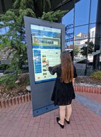 Zväčšiť fotografiu - V priestore pred župným úradom pribudla moderná informačná novinka - 20230911_143108