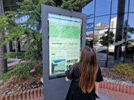Zväčšiť fotografiu - V priestore pred župným úradom pribudla moderná informačná novinka - 20230911_143126