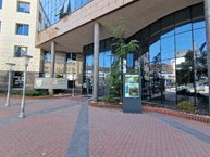 Zväčšiť fotografiu - V priestore pred župným úradom pribudla moderná informačná novinka - 20230911_143540