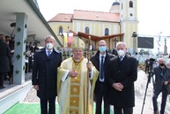 Zväčšiť fotografiu - V skalke vysvätili nového pomocného nitrianskeho biskupa - IMG_0394