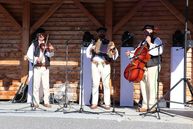 Zväčšiť fotografiu - V udiči majú novú tribúnu, v kraji sa v nedeľu hodovali i súťažilo - IMG_4045