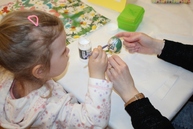 Veľkonočné tradície zamestnali šikovné ruky návštevníkov vlastivedného múzea - IMG_2451 (640x427)