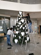 Zväčšiť fotografiu - Vestibul župného úradu zdobí vianočný stromček - 5
