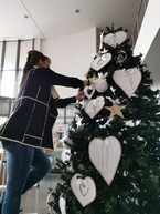 Zväčšiť fotografiu - Vestibul župného úradu zdobí vianočný stromček - 6