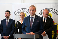 Zväčšiť fotografiu - Vláda chce naštartovať dynamiku transformácie hornonitrianskeho regiónu - 20240515_HANDLOVA_vlada_010w