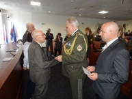 Vojnoví veteráni si prevzali medaily aj čaše s poďakovaním pri príležitosti 70. výročia od ukončenia 2. svetovej vojny - 05
