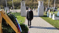 Zväčšiť fotografiu - Vojnový cintorín z 1. svetovej vojny pokryli červené maky - IMG_20211111_111823