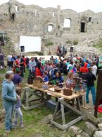 Vstupnú bránu hradu bystrica prekročilo takmer 600 ľudí - P1140925