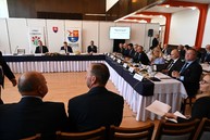 Zväčšiť fotografiu - Výjazdové rokovanie vlády v uhrovci prinieslo do regiónu viac ako 3 mil. eur