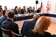 Zväčšiť fotografiu - Výjazdové rokovanie vlády v uhrovci prinieslo do regiónu viac ako 3 mil. eur