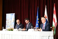 Zväčšiť fotografiu - Výjazdové rokovanie vlády v uhrovci prinieslo do regiónu viac ako 3 mil. eur