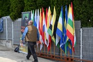Zväčšiť fotografiu - Výstup na vrchol magury spojil vyše tisícku turistov