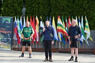 Zväčšiť fotografiu - Výstup na vrchol magury spojil vyše tisícku turistov
