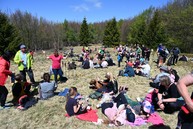 Zväčšiť fotografiu - Výstup na vrchol magury spojil vyše tisícku turistov