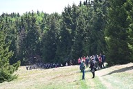 Zväčšiť fotografiu - Výstup na vrchol magury spojil vyše tisícku turistov